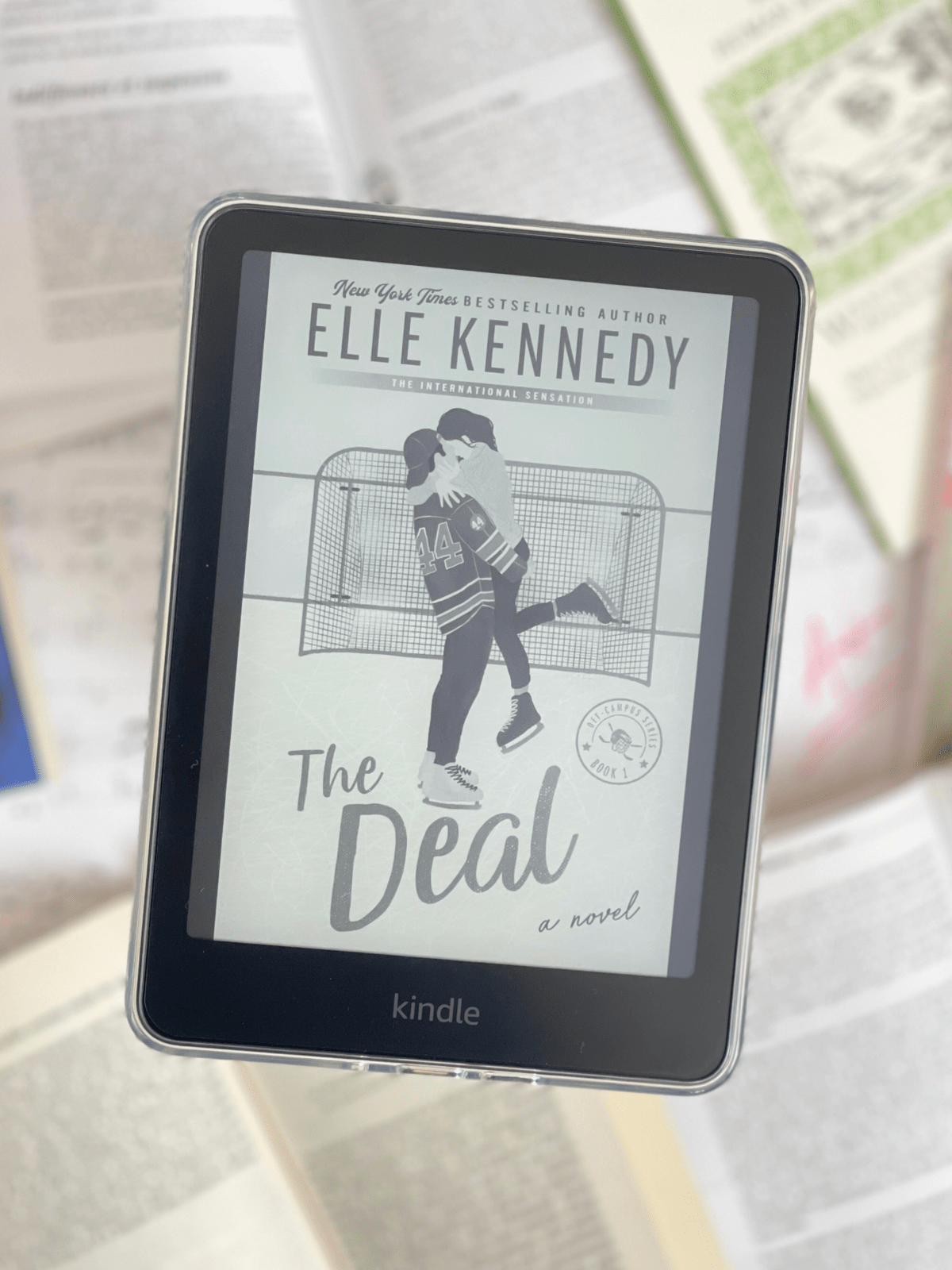Critique sans spoiler sur Deliciously Home : The Deal, romance campus New Adult de Elle Kennedy, entre humour, amour et reconstruction.