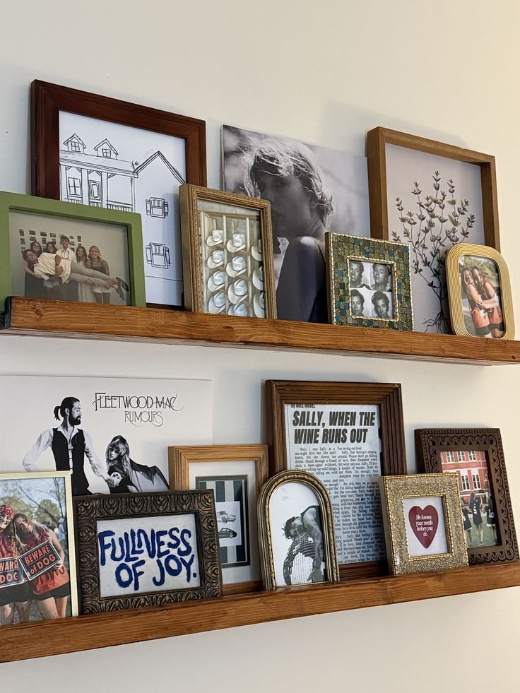 wall gallery frames DIY deliciouslyhome article4 Gallery wall élégant : composition de cadres dépareillés avec dessins, photos en noir et blanc et illustrations. Inspiration déco murale artistique et moderne pour un intérieur unique. Une idée à puiser sur mon board Pinterest « Encadrer le moment présent » et développée dans mon univers sur Deliciously Home.
