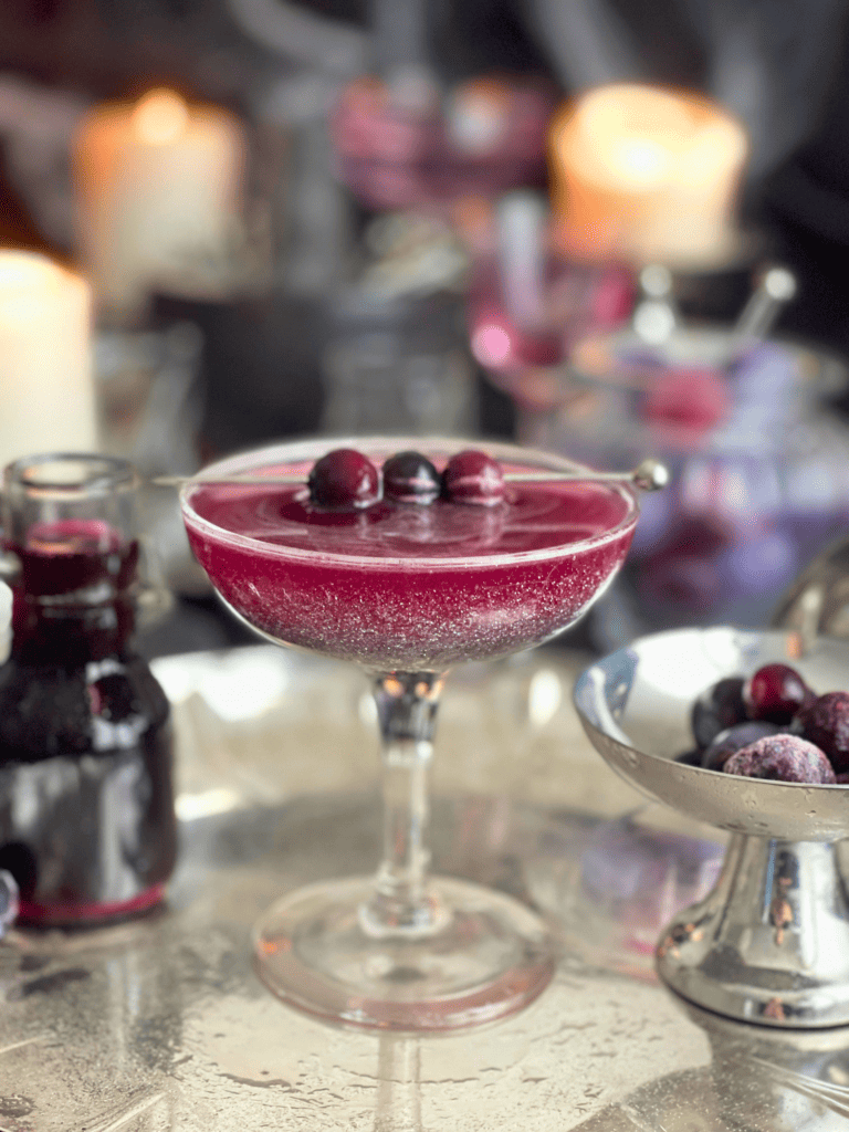 blueberry sour cocktail deliciouslyhome article2 Cocktail Halloween whiskey sour revisité à la myrtille, ambiance bougies, photo tirée du blog Deliciously Home.