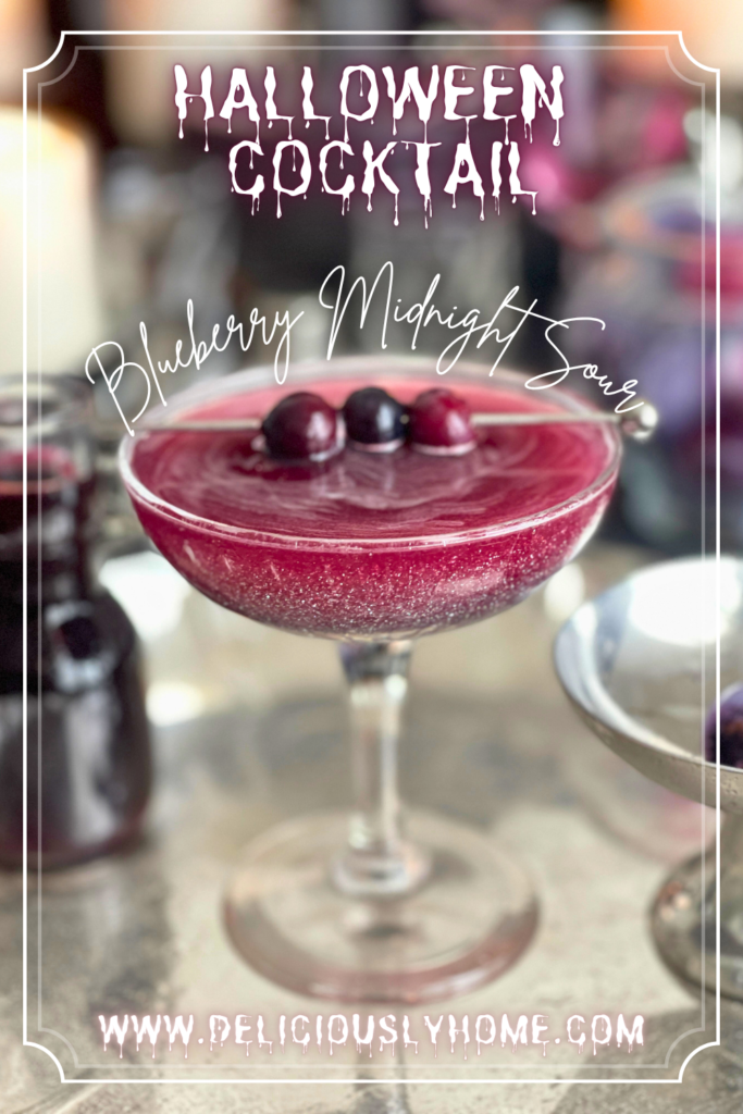 Whiskey sour Halloween à la myrtille, cocktail créatif à retrouver sur Deliciously Home.