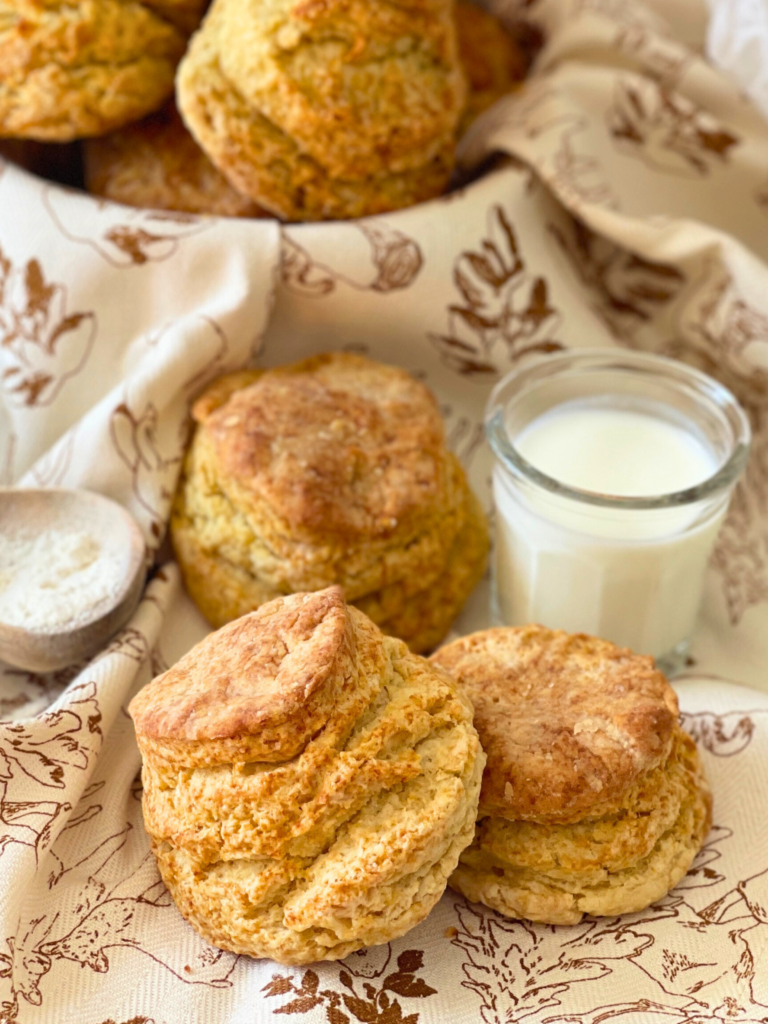 buttermilk biscuits deliciouslyhome article1 Buttermilk biscuits moelleux faits maison – recette complète sur Deliciously Home