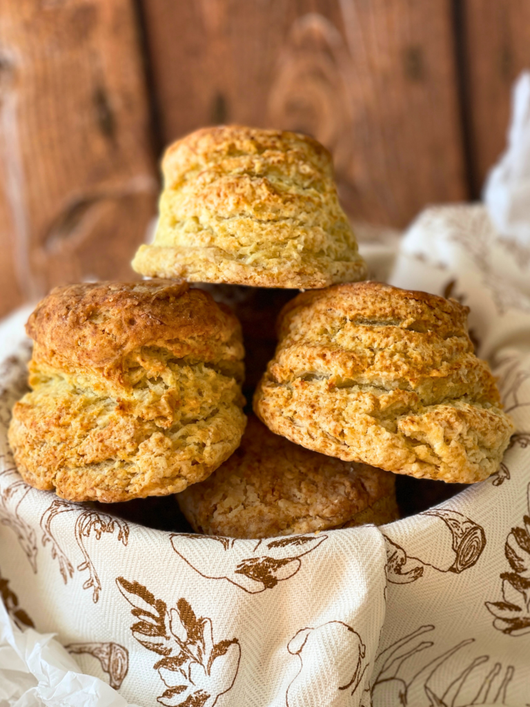 buttermilk biscuits deliciouslyhome article2 Recette authentique de buttermilk biscuits à découvrir sur Deliciously Home