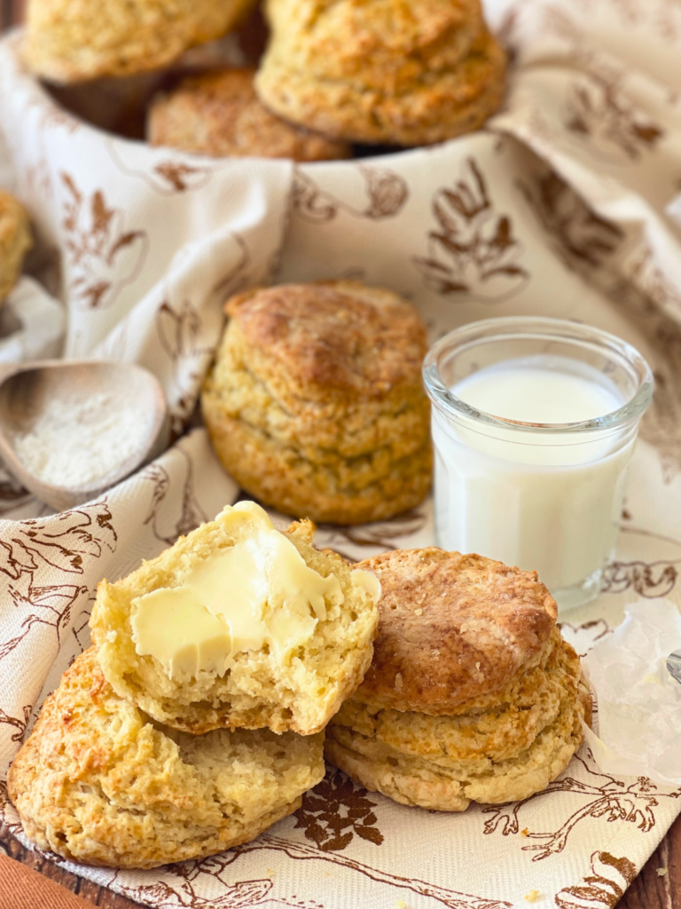buttermilk biscuits deliciouslyhome article3 Biscuits moelleux au buttermilk faits maison – recette complète sur Deliciously Home