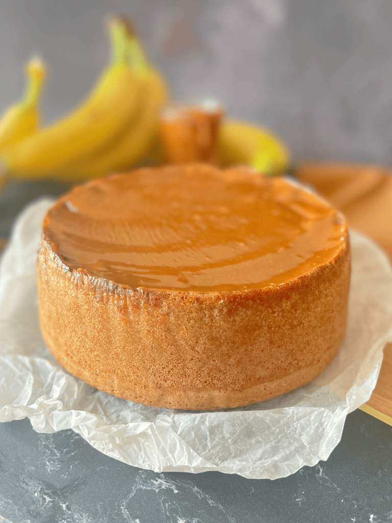 gateau renverse banane caramel deliciouslyhome article1 Gâteau renversé à la banane entamé. Le démoulage révèle un motif franc et une cuisson homogène. Recette détaillée sur Deliciously Home.