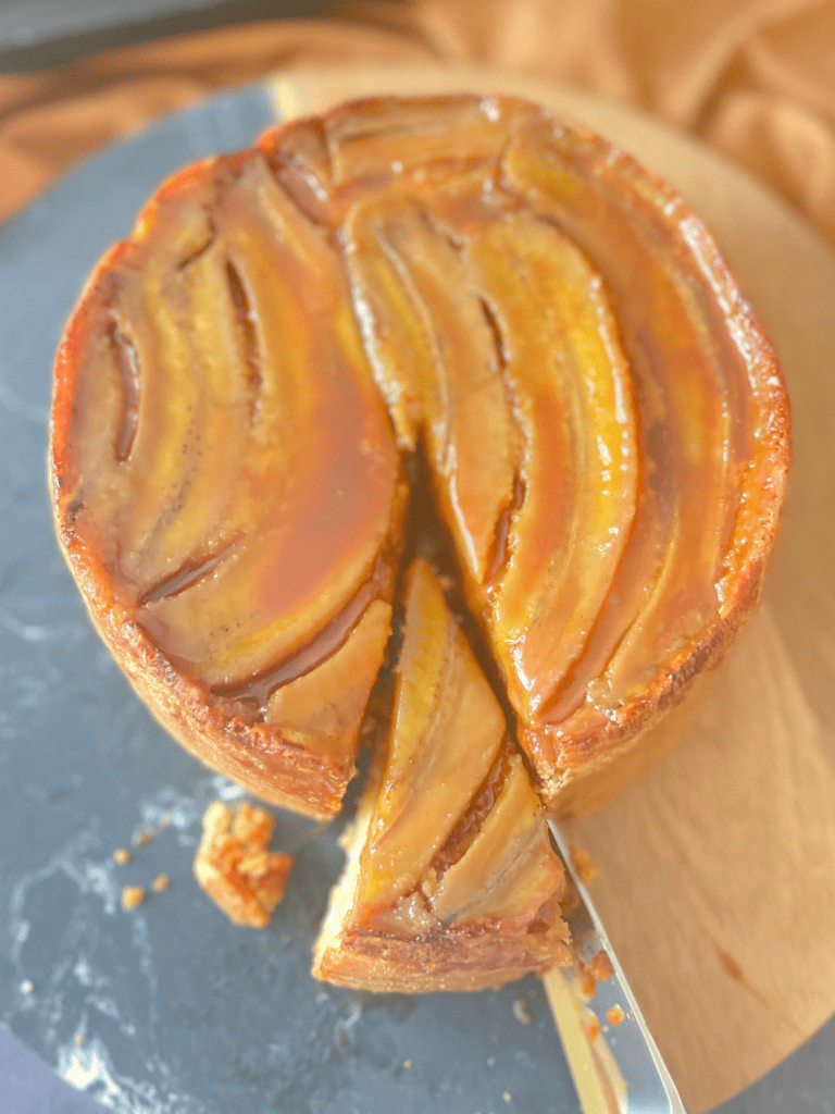 gateau renverse banane caramel deliciouslyhome article2 Un gâteau renversé à la banane nappé d’une sauce caramel à la vanille, fondant au centre, doré sur les bords. Une recette de saison généreuse, simple et faite pour être partagée. Découvrez-la pas à pas sur Deliciously Home, avec vidéo, astuces techniques et sauce caramel en deux temps.