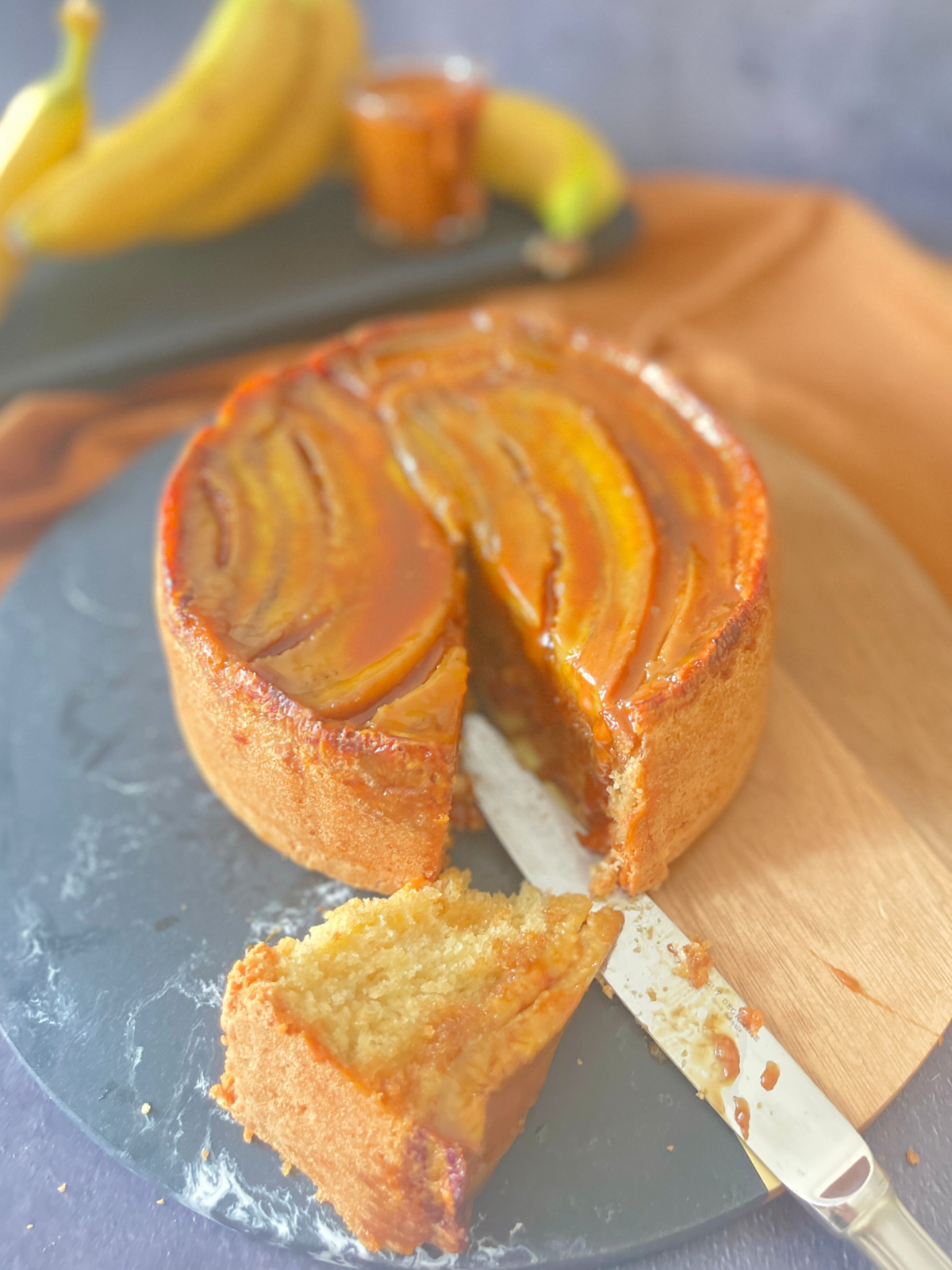 gateau renverse banane caramel deliciouslyhome article3 Ce gâteau renversé met la banane à l’honneur avec une cuisson lente, un caramel fait maison et une mie légère. À servir tiède, nappé de sauce en plus. Une recette facile à refaire chez soi, filmée étape par étape. À retrouver sur Deliciously Home, notre blog de cuisine à quatre mains.