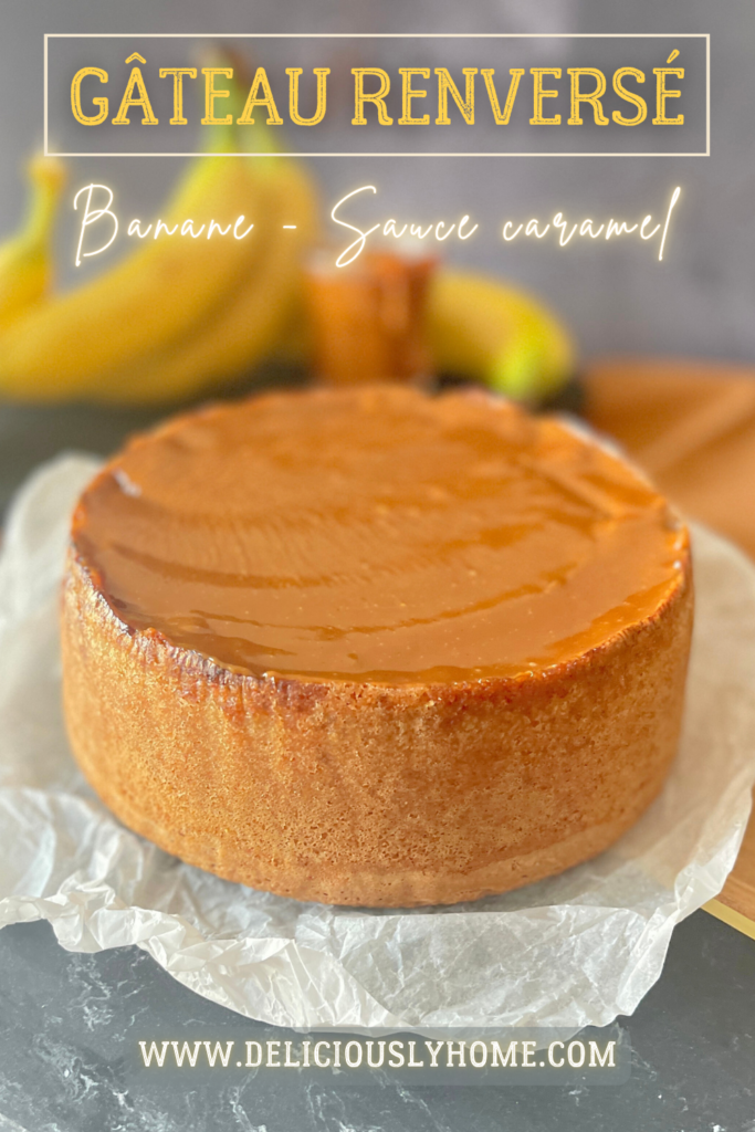 Recette de gâteau renversé à la banane et sauce caramel maison. Moelleux, fruité, caramel brillant. Une idée automnale sur Deliciously Home.