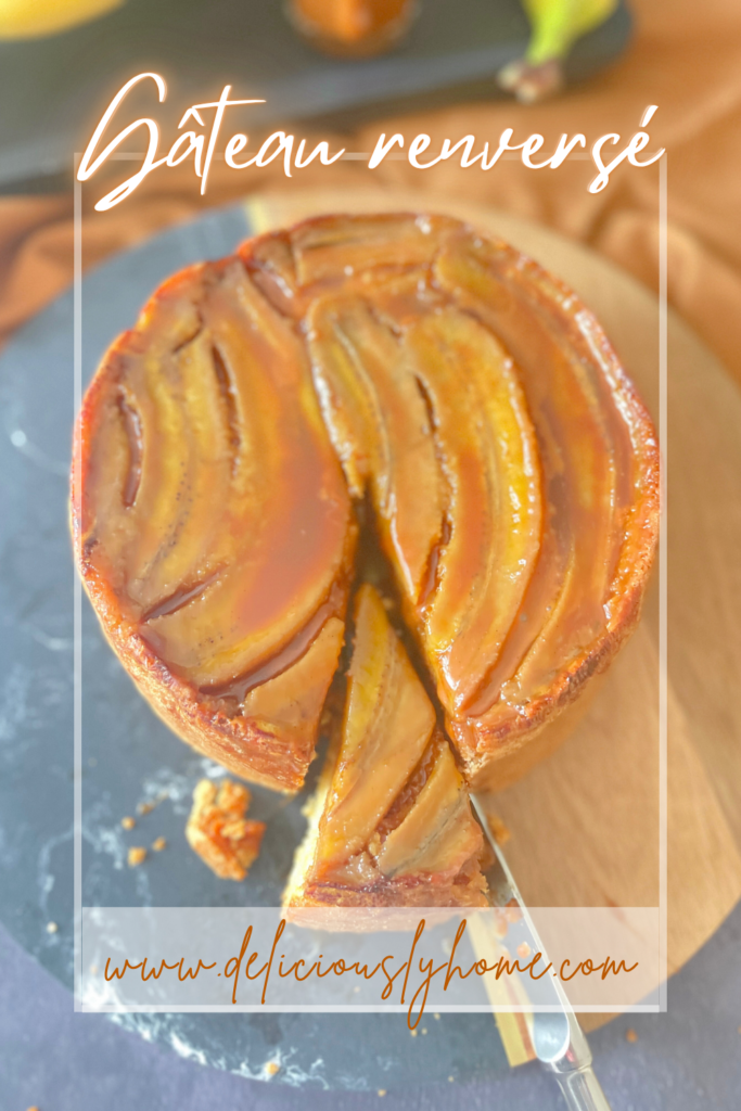 Gâteau renversé banane-caramel vu du dessus, part entamée. Caramel ambré, fruits fondants, texture moelleuse. Recette sur Deliciously Home.