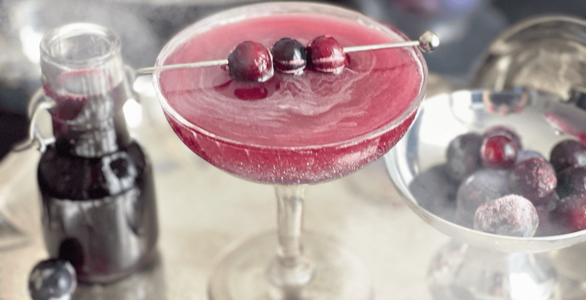 Cocktail whiskey sour myrtille, recette Halloween à découvrir sur Deliciously Home.