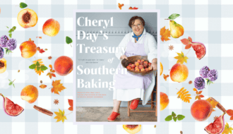 Le livre « Cheryl Day’s Treasury of Southern Baking » présenté sur le blog Deliciously Home, entouré d’illustrations de pêches, mûres et épices d’automne pour la sélection Cook That Book.
