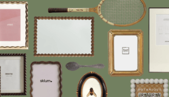 Inspiration déco pour un mur de cadres éclectique : mélange de miroirs, raquette vintage, cuillère ancienne et cadres ondulés ou perlés. Une palette chaleureuse et texturée pour réinventer le gallery wall. Plus d’inspirations à découvrir sur Deliciously Home et sur le board Pinterest « Encadrer le moment présent ».