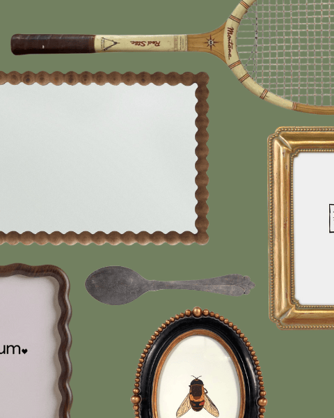 Inspiration déco pour un mur de cadres éclectique : mélange de miroirs, raquette vintage, cuillère ancienne et cadres ondulés ou perlés. Une palette chaleureuse et texturée pour réinventer le gallery wall. Plus d’inspirations à découvrir sur Deliciously Home et sur le board Pinterest « Encadrer le moment présent ».