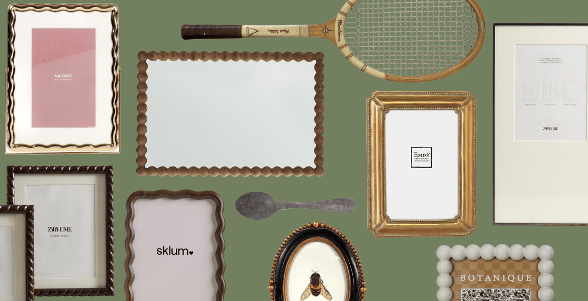 Inspiration déco pour un mur de cadres éclectique : mélange de miroirs, raquette vintage, cuillère ancienne et cadres ondulés ou perlés. Une palette chaleureuse et texturée pour réinventer le gallery wall. Plus d’inspirations à découvrir sur Deliciously Home et sur le board Pinterest « Encadrer le moment présent ».