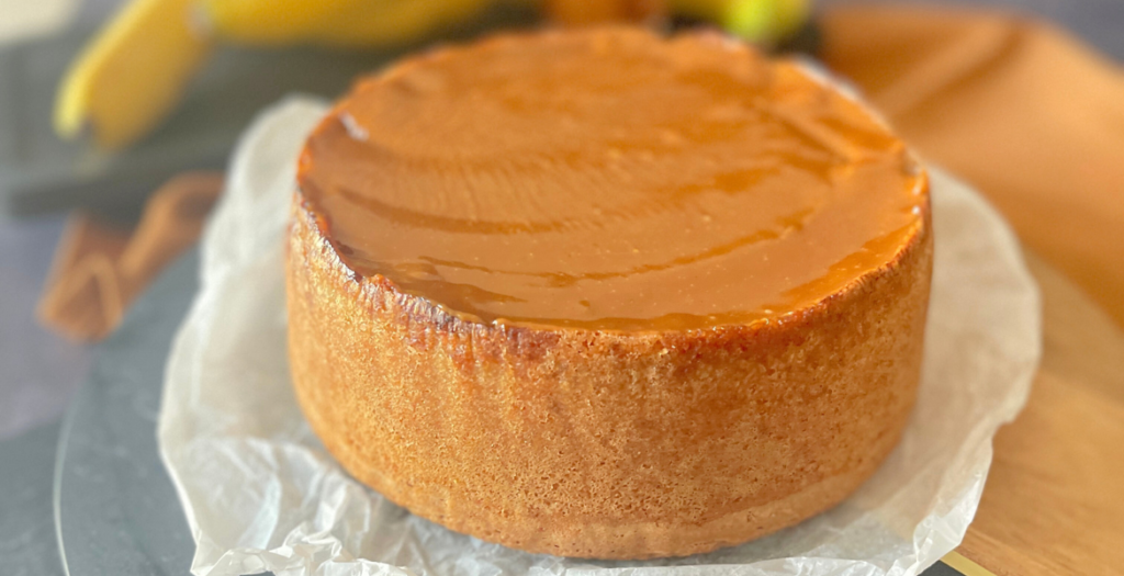 homepage gateau renverse banane caramel deliciouslyhome Gâteau renversé à la banane nappé de sauce caramel encore tiède. Surface en relief, hauteur nette. Un classique d’automne signé Deliciously Home.