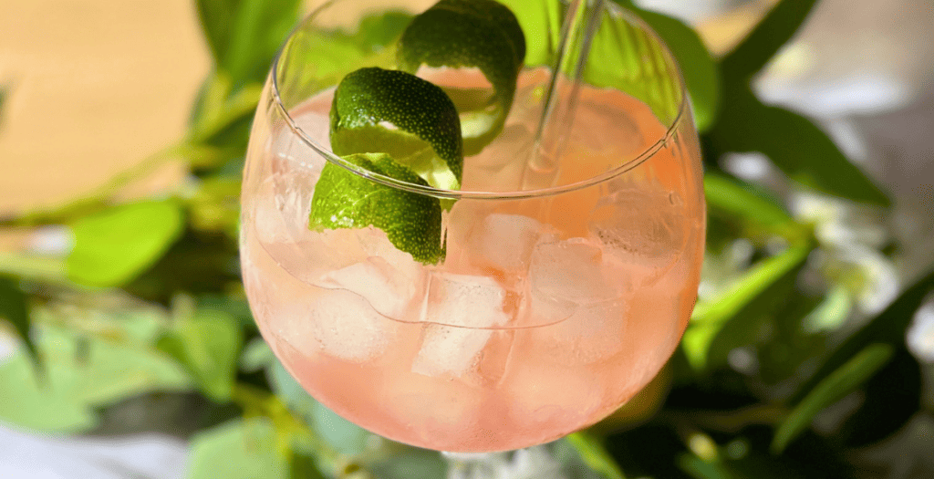 homepage hugo spritz figues sureau deliciouslyhome Hugo Spritz figues et liqueur de sureau – cocktail rosé pétillant au zeste de citron vert signé Deliciously Home.