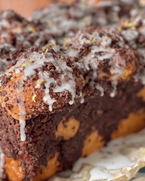 Pull-apart bread au chocolat et noix de pécan nappé d’un glaçage citron, une recette moelleuse et gourmande à retrouver sur www.deliciouslyhome.com