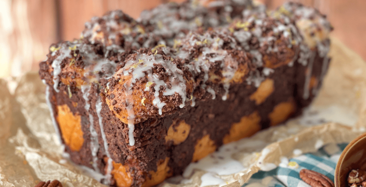 Pull-apart bread au chocolat et noix de pécan nappé d’un glaçage citron, une recette moelleuse et gourmande à retrouver sur www.deliciouslyhome.com