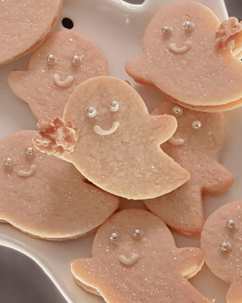 Sandwichs sablés fantômes dressés pour la dégustation. Beurre, érable, noix : des saveurs d’automne à retrouver sur Deliciously Home.