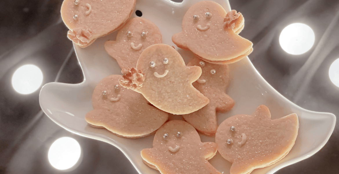 Sandwichs sablés fantômes dressés pour la dégustation. Beurre, érable, noix : des saveurs d’automne à retrouver sur Deliciously Home.