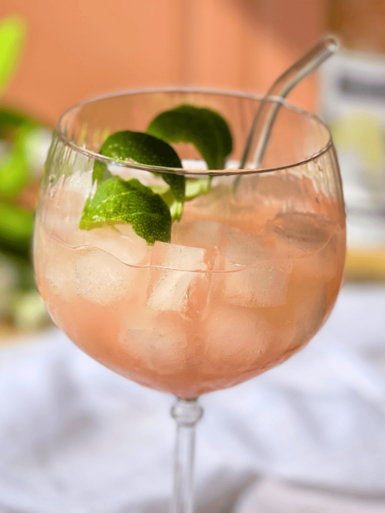 hugo spritz figues sureau deliciouslyhome article2 Cocktail pastel rose Hugo Spritz figues et liqueur de sureau, servi sur glace avec zeste de citron vert – Deliciously Home.