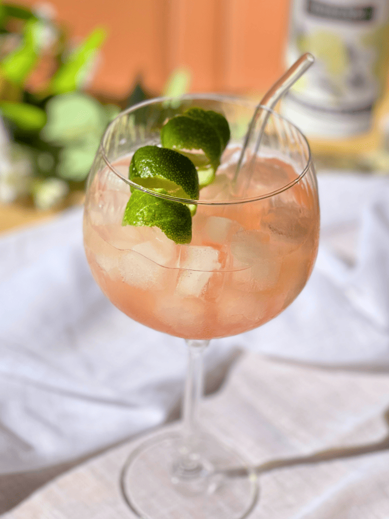 hugo spritz figues sureau deliciouslyhome article3 Hugo Spritz figues et liqueur de sureau dans un grand verre ballon, cocktail élégant signé Deliciously Home.