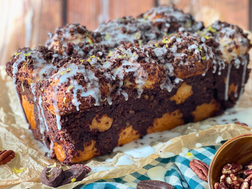 Brioche pull-apart au chocolat et glaçage citron, recette disponible sur www.deliciouslyhome.com