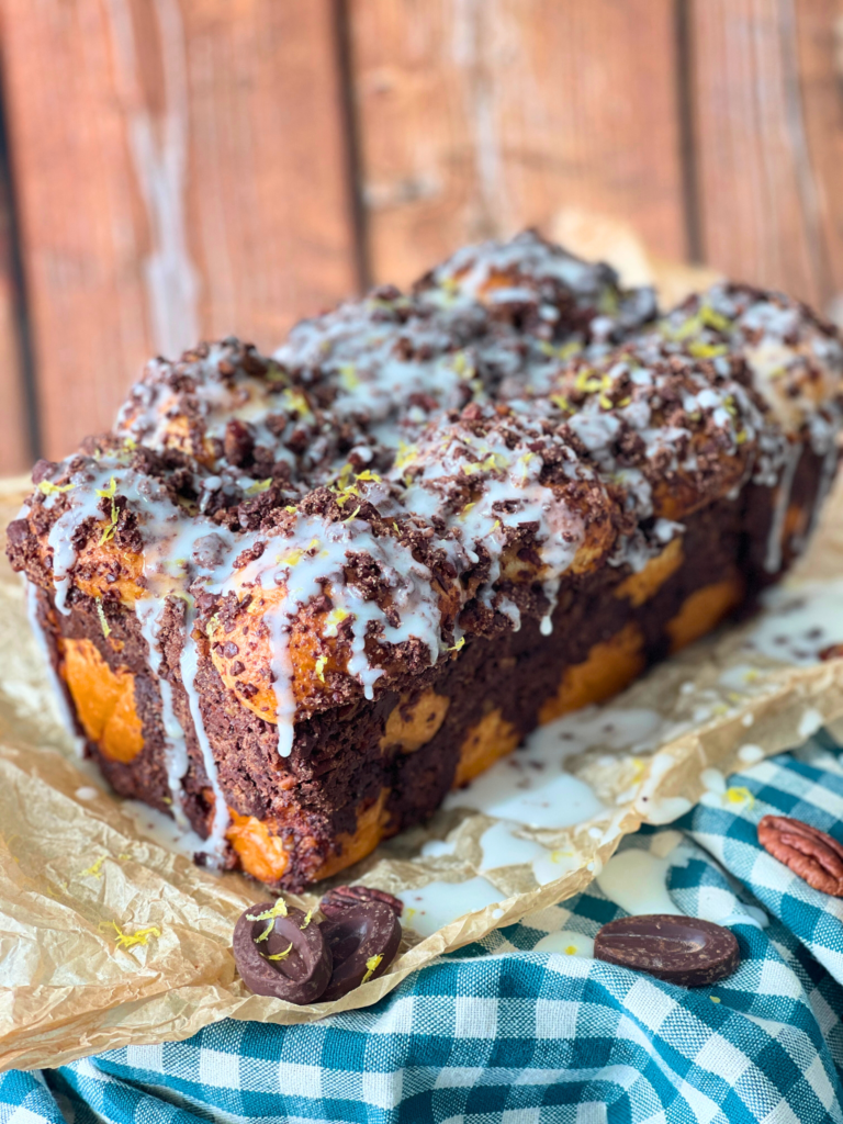 Brioche pull-apart au chocolat et glaçage citron, recette disponible sur www.deliciouslyhome.com