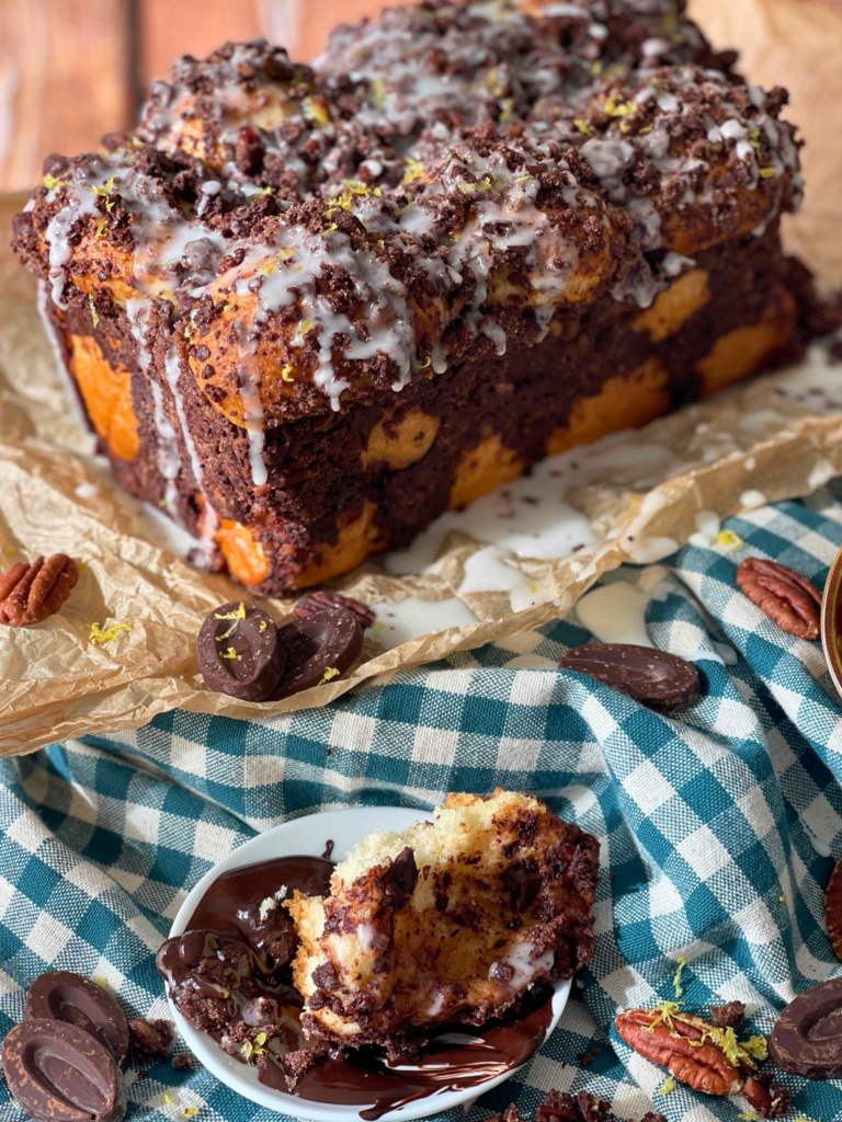 Pull-apart bread au chocolat découpée, avec chocolat fondu et zestes de citron, recette maison à découvrir sur www.deliciouslyhome.com