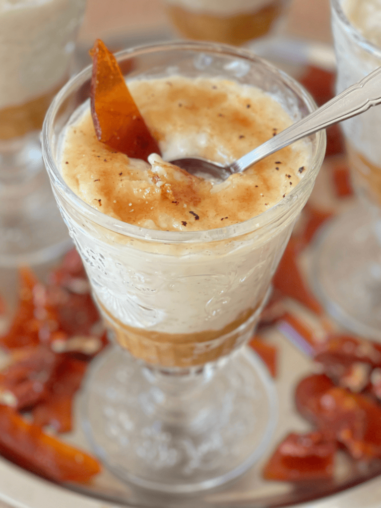 Une coupe crémeuse de riz au lait, infusée à la vanille, posée sur des pommes doucement compotées. Ce dessert simple et réconfortant résume l’esprit de saison sur Deliciously Home.