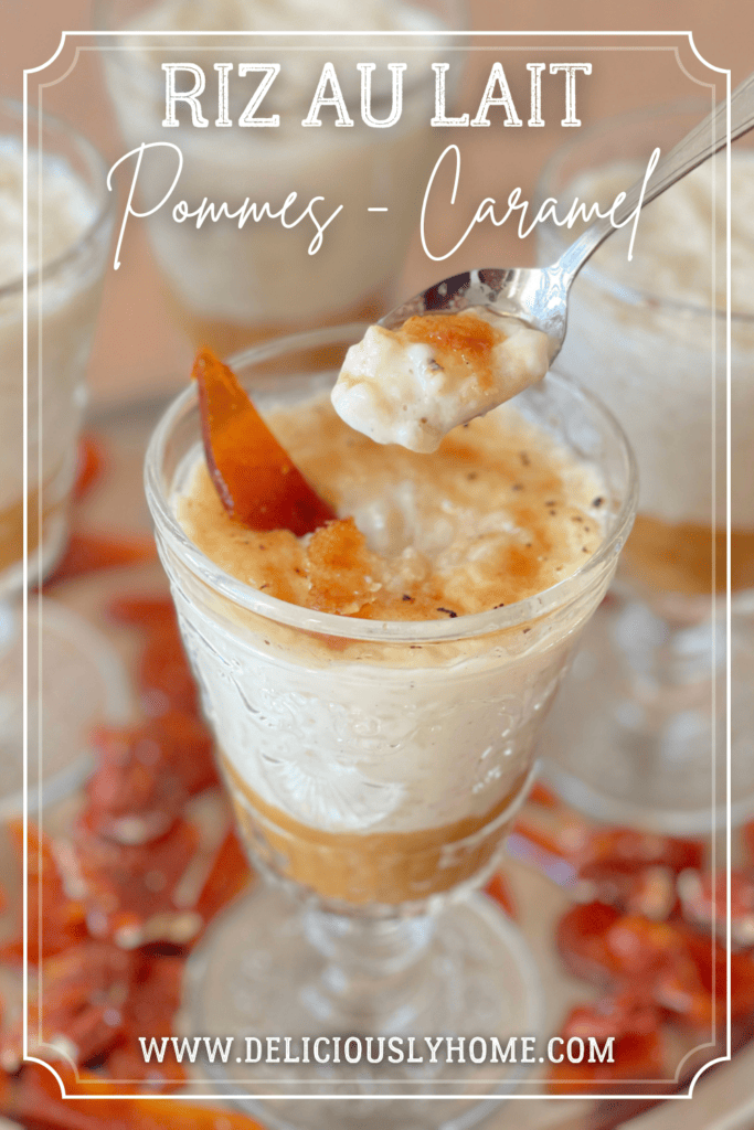 Une cuillère suspendue au-dessus d’un riz au lait chaud : grains tendres, pomme dorée, caramel délicat. Une scène d’automne pleine de douceur, racontée sur Deliciously Home.