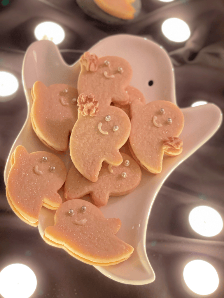 sandwichs sables erable noix halloween deliciouslyhome article2 Gros plan sur un sablé garni : sirop d’érable, noix de Grenoble torréfiées et crème fondante. Le détail qui dit tout. Deliciously Home.