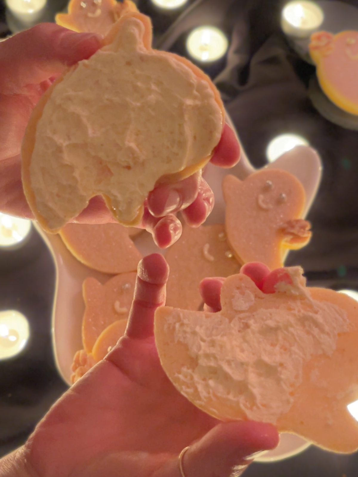 sandwichs sables erable noix halloween deliciouslyhome article3 Un sablé ouvert laisse apparaître la crème à l’érable montée. Texture, contraste, gourmandise. L’automne selon Deliciously Home.