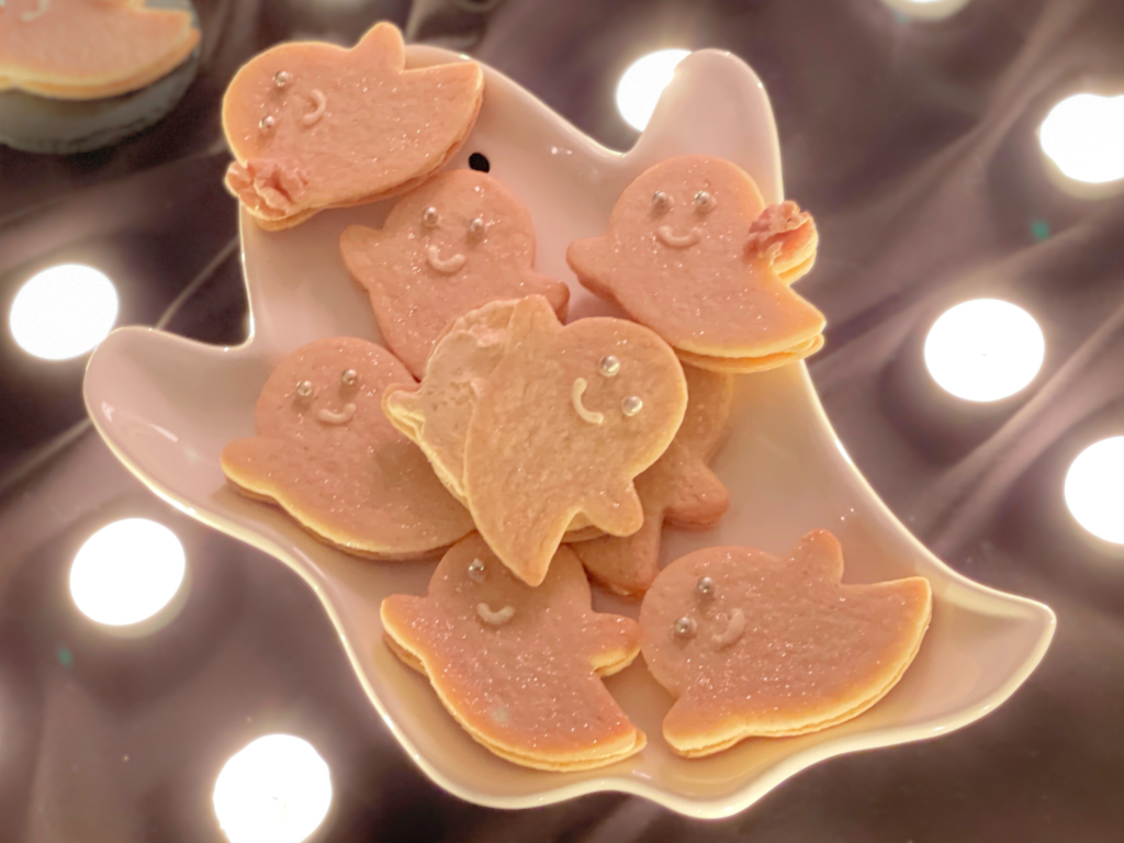 sandwichs sables erable noix halloween deliciouslyhome article4 Les sandwichs sablés à l’érable et aux noix de Grenoble prêts à être partagés. Une recette d’automne généreuse signée Deliciously Home.