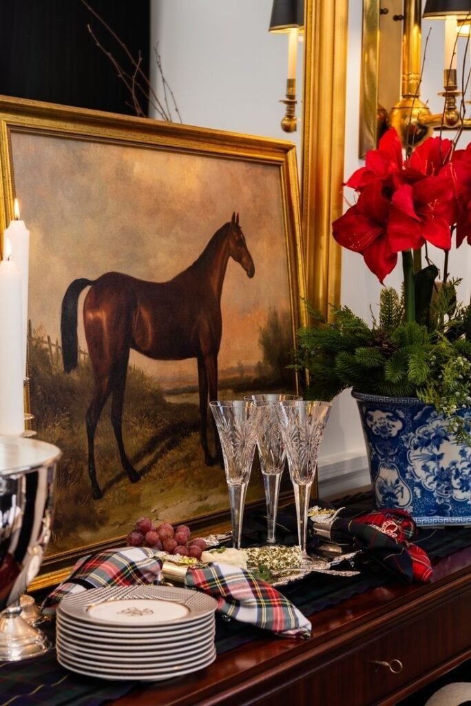 Buffet élégant avec peinture de cheval, verres en cristal, tartan et amaryllis rouge — un décor de table inspiré de l’esthétique Ralph Lauren, tel qu’exploré dans l’article de Deliciously Home.