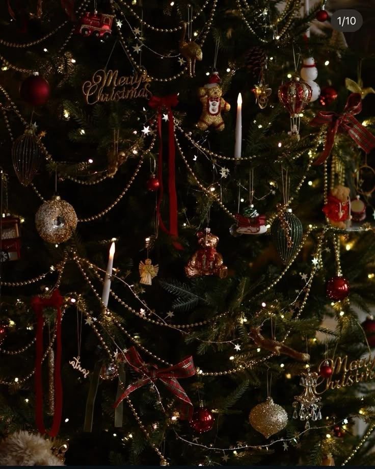 Sapin richement décoré avec ornements rétro, guirlandes dorées, figurines et rubans rouges — une opulence festive très "American Christmas".