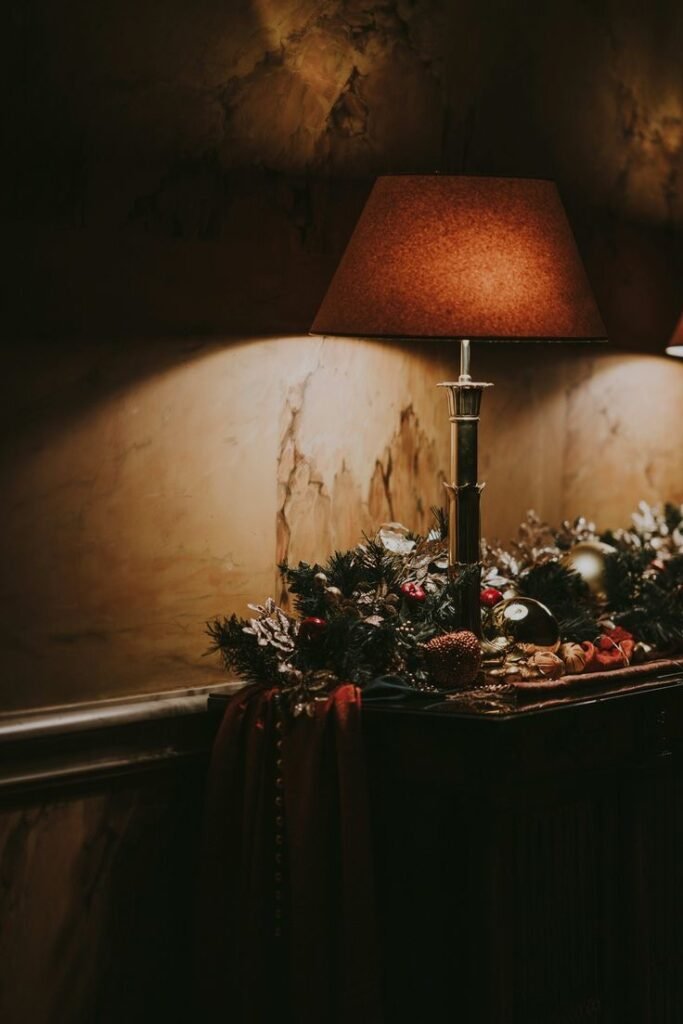 Ours en peluche habillés en tenues Ralph Lauren, posant devant un sapin de Noël raffiné, une scène qui incarne l’esprit d’un Noël maison de famille évoqué dans l’article de Deliciously Home.