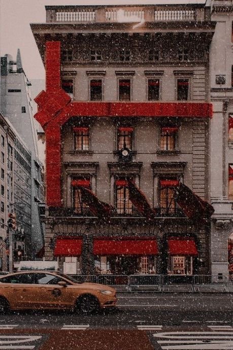 Façade d’un immeuble new-yorkais habillé d’un ruban rouge géant pour Noël, clin d’œil urbain au luxe feutré Ralph Lauren. À découvrir sur Deliciously Home.