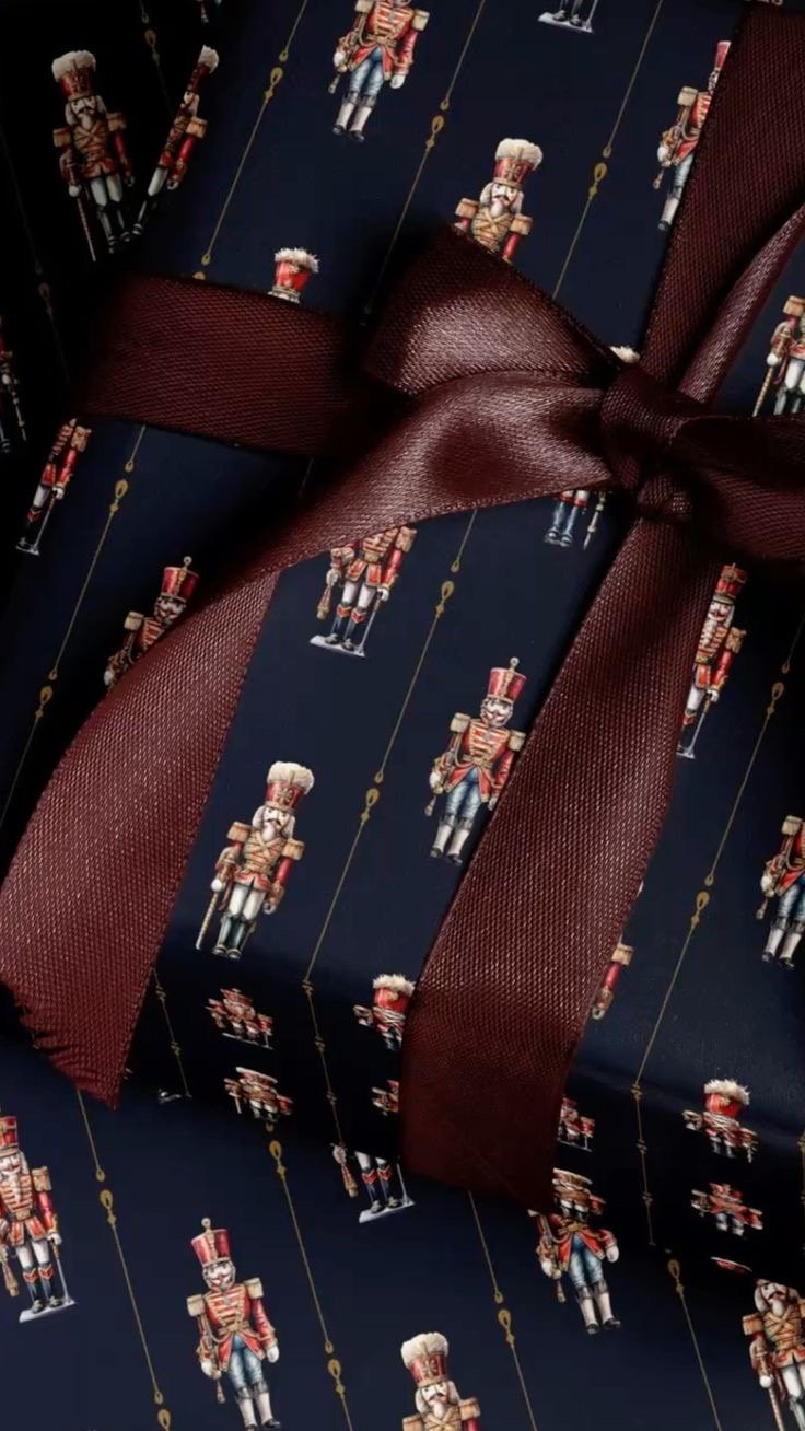 Papier cadeau bleu marine avec motif de casse-noisettes vintage et ruban chocolat, inspiré d’un Noël classique à la Ralph Lauren — Deliciously Home.