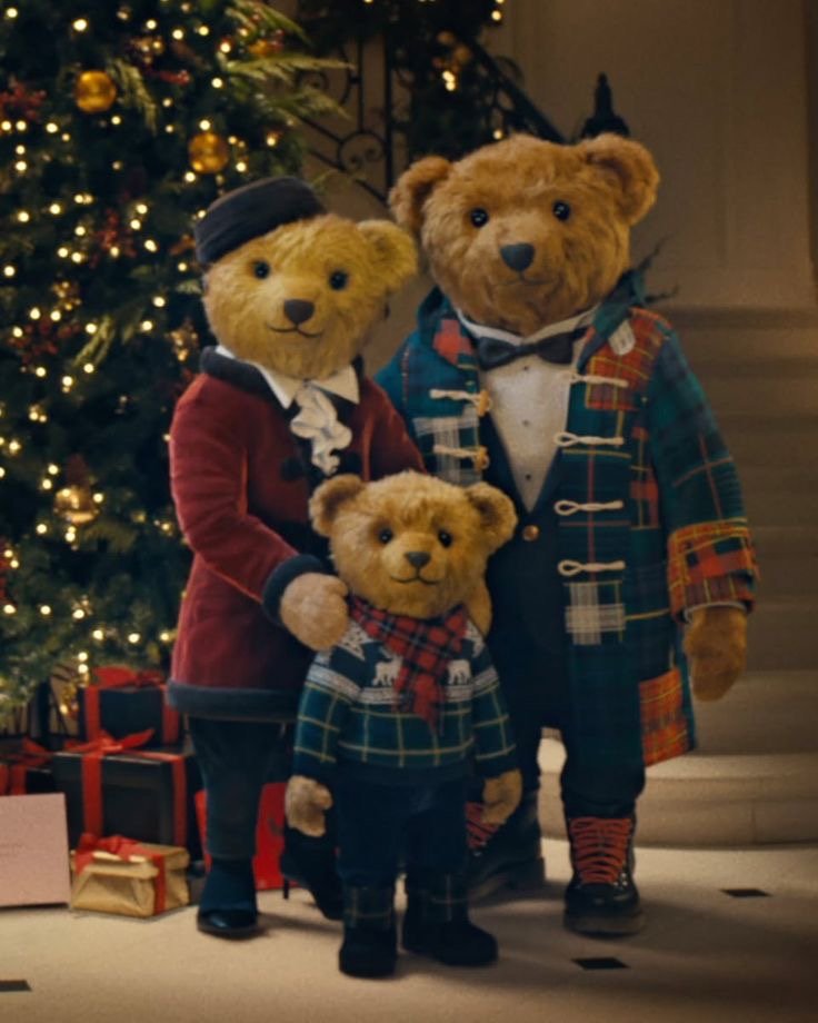 Ours en peluche habillés en tenues Ralph Lauren, posant devant un sapin de Noël raffiné - Deliciously Home.
