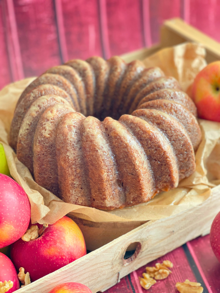 Bundt cake pommes, bourbon et sirop d’érable – une recette d’automne signée Deliciously Home.