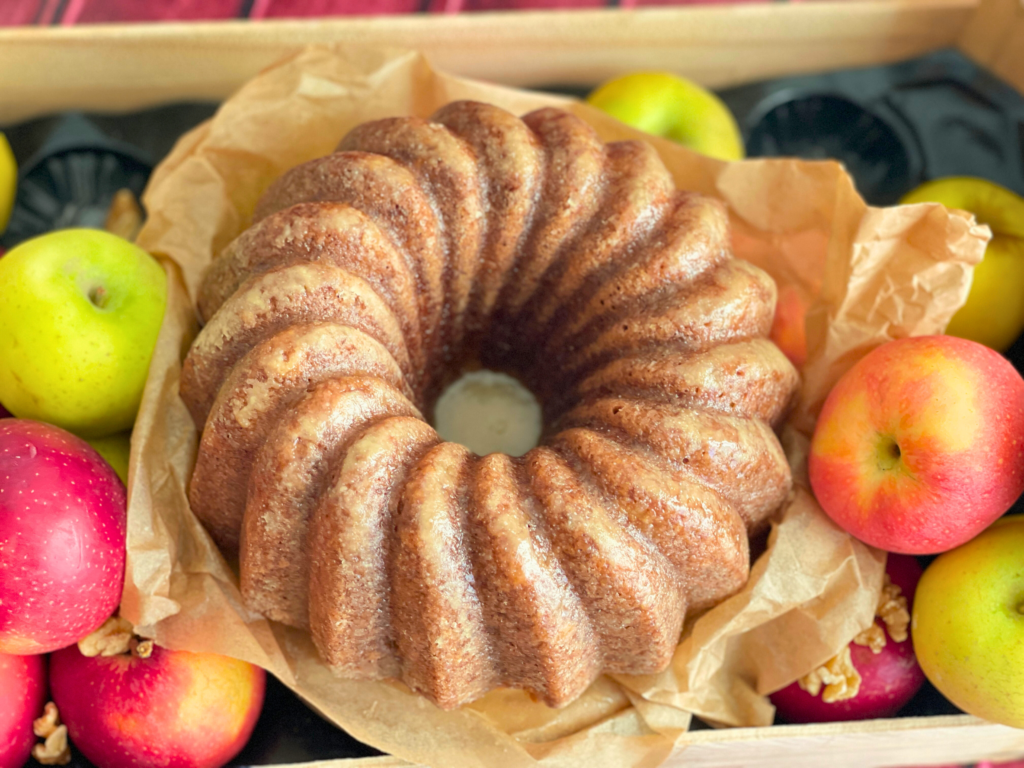 Bundt cake moelleux aux pommes et au bourbon, parfum d’automne – Deliciously Home.