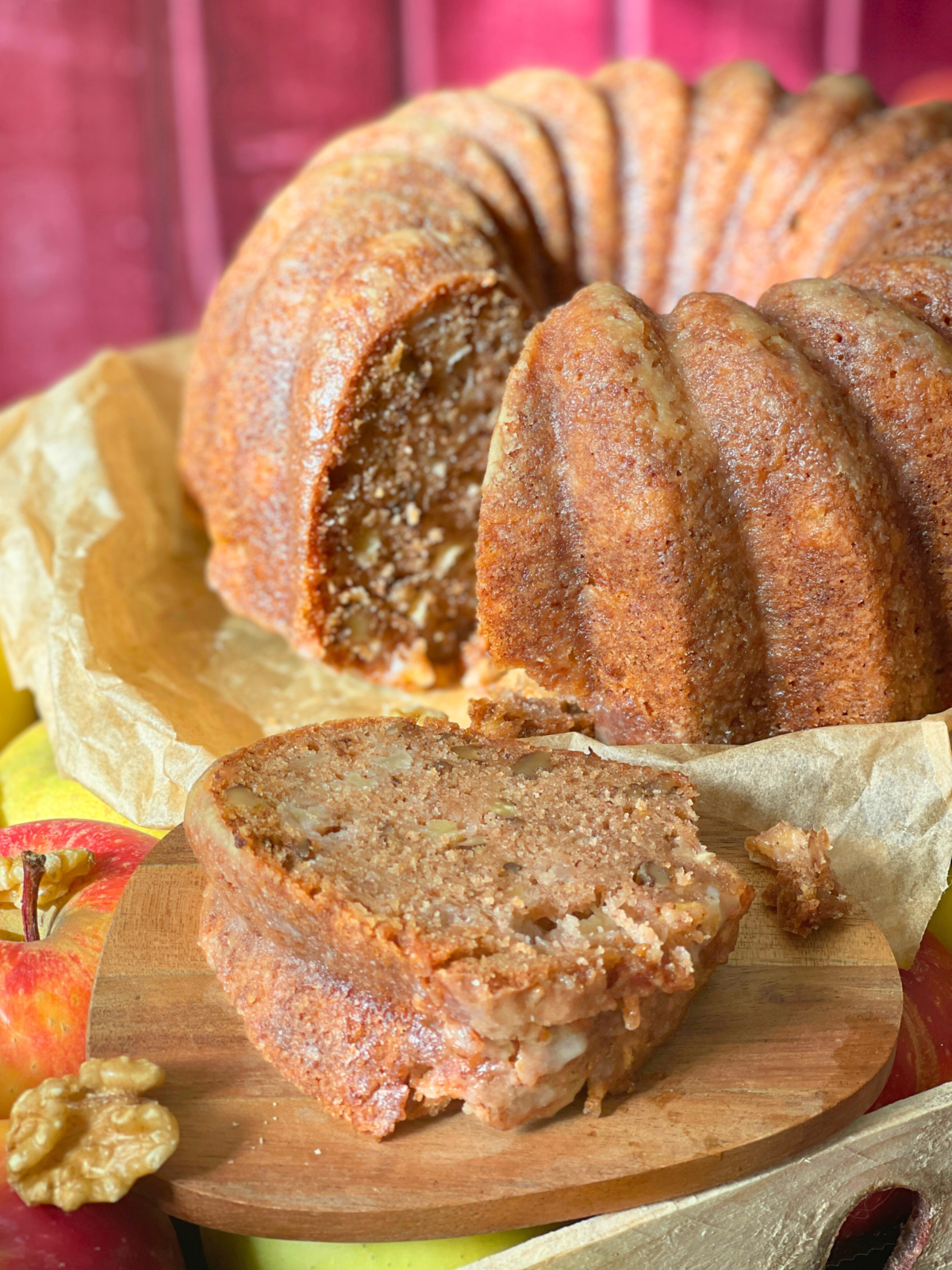 Tranche de Bundt cake aux pommes et noix, glaçage au sirop d’érable – Deliciously Home.
