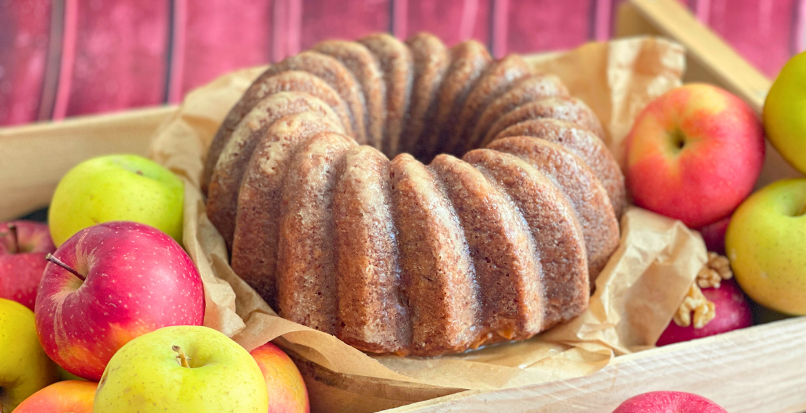 Bundt cake doré aux pommes et bourbon – un classique d’automne Deliciously Home.