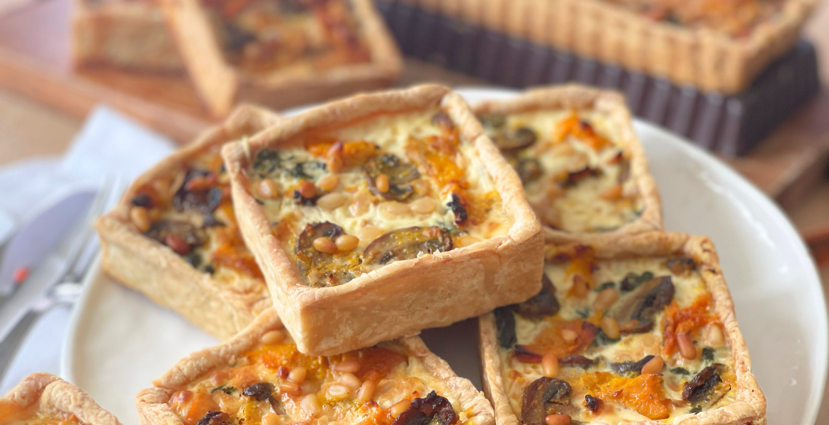 Le dressage final des quiches aux légumes d’automne sur la table, prêtes à être partagées : potimarron, champignons, épinards, pâte brisée feuilletée maison. Tout ce qui fait l’esprit Deliciously Home dans un format individuel.