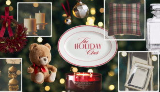 Ambiance de Noël élégante façon Ralph Lauren : tartan vert, assiette vintage, carafe en cristal, couronne rouge, peluche, bougie Gingerbread. Sélection à découvrir sur Deliciously Home.