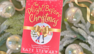 Couverture du roman « The Plight Before Christmas » de Kate Stewart entourée de décorations de Noël, mise en scène festive pour la review “Quand le passé frappe à la porte à Noël”, à découvrir sur Deliciously Home.