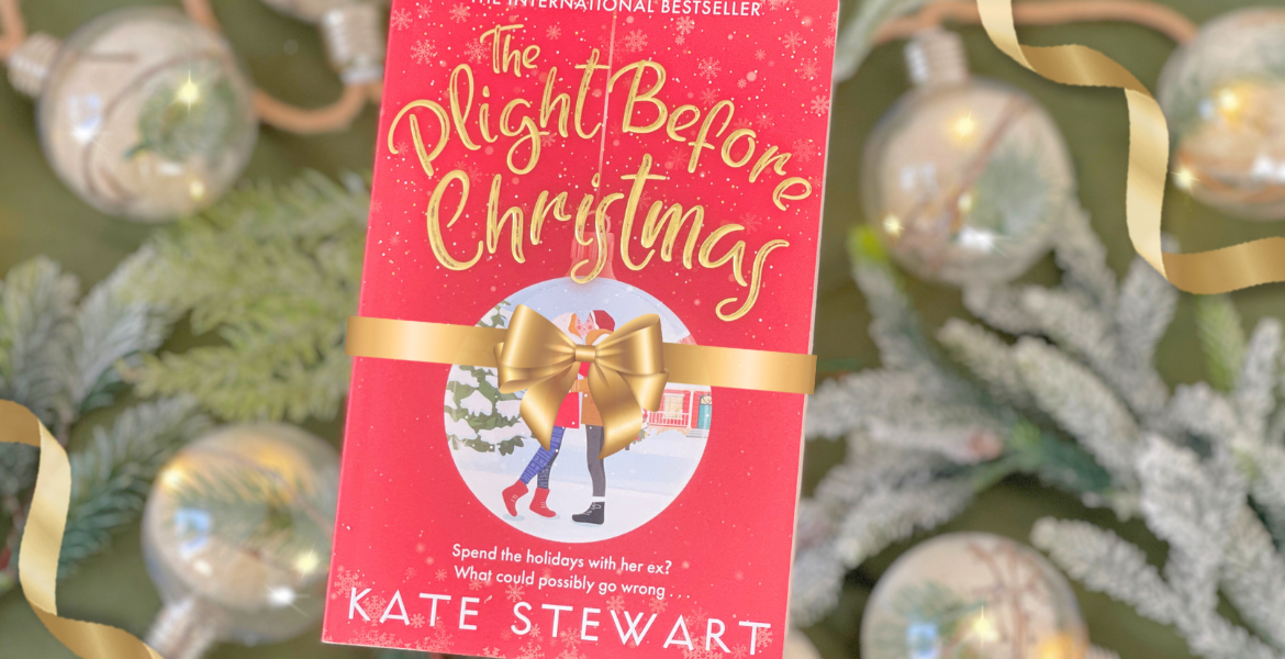 Couverture du roman « The Plight Before Christmas » de Kate Stewart entourée de décorations de Noël, mise en scène festive pour la review “Quand le passé frappe à la porte à Noël”, à découvrir sur Deliciously Home.