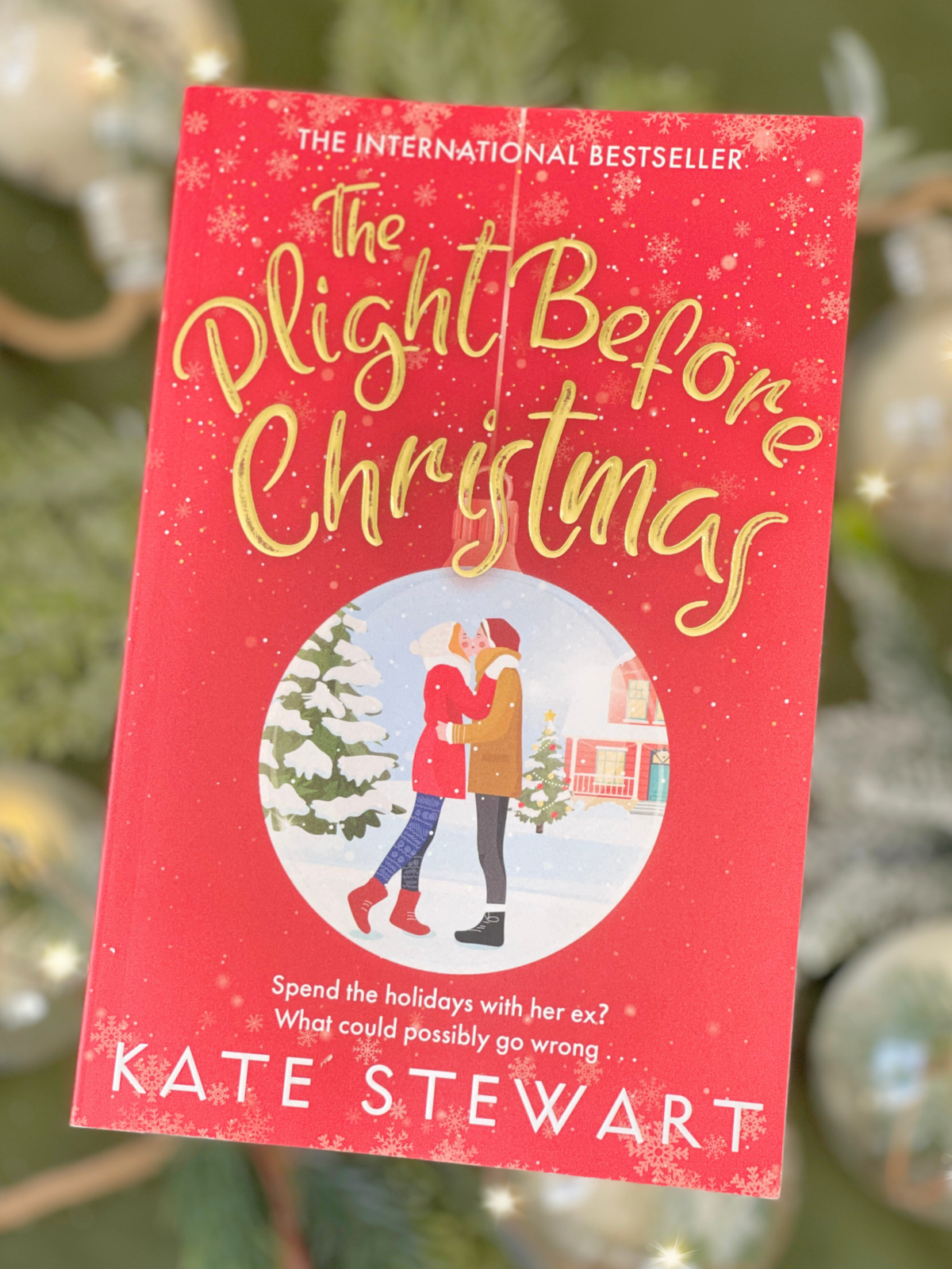 the plight before christmas review deliciouslyhome 1 Couverture du roman « The Plight Before Christmas » de Kate Stewart, présenté dans la review « Quand le passé frappe à la porte à Noël » sur le blog Deliciously Home, sélection romances de fin d’année.