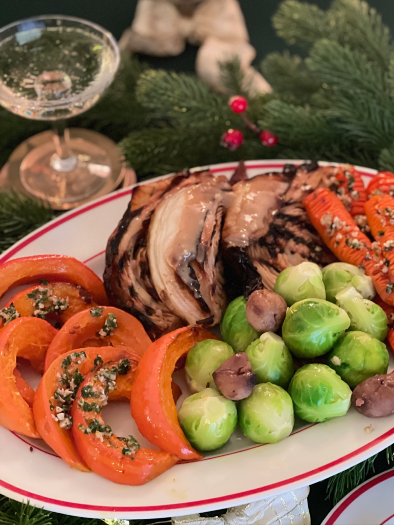 assiette vegetarienne noel deliciouslyhome article1 Légumes rôtis et préparations végétariennes pour une table de Noël chaleureuse, une assiette de fêtes imaginée par Deliciously Home.