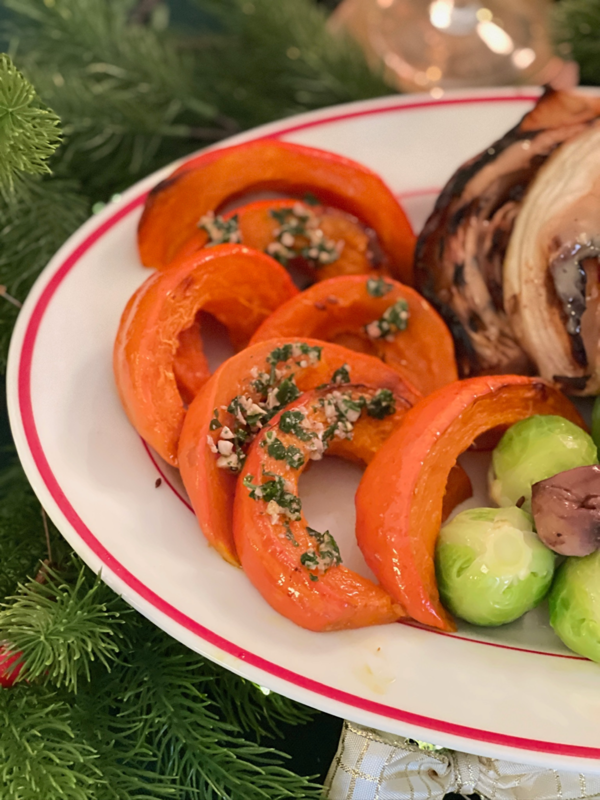 assiette vegetarienne noel deliciouslyhome article2 Menu de légumes d’hiver pour les fêtes, textures et saveurs travaillées pour une assiette végétarienne gourmande, une création du blog Deliciously Home.